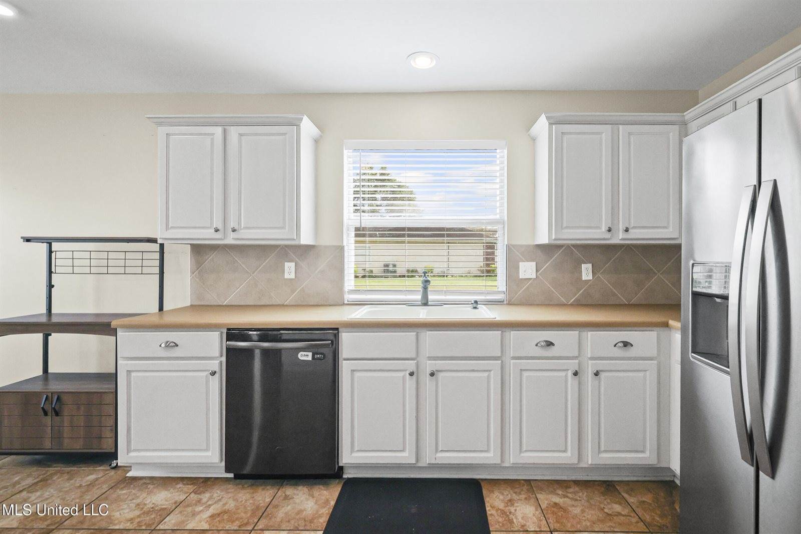 26 Lakeview Drive, Ocean Springs, MS 39564