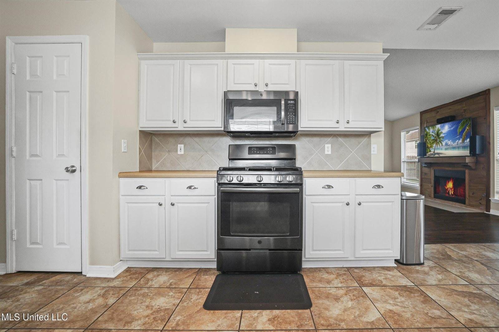 26 Lakeview Drive, Ocean Springs, MS 39564