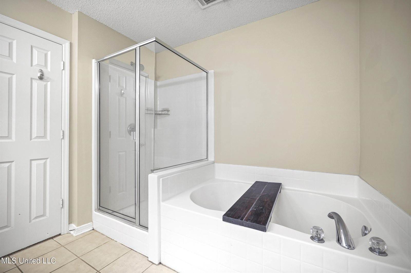 26 Lakeview Drive, Ocean Springs, MS 39564