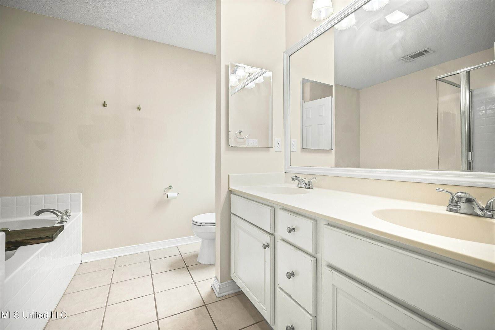 26 Lakeview Drive, Ocean Springs, MS 39564