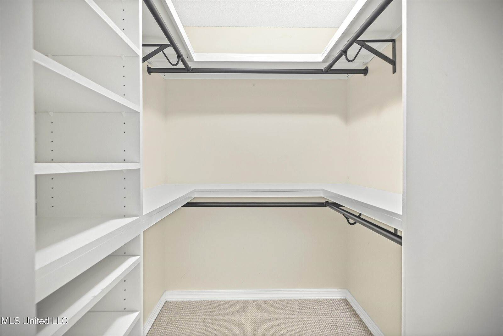 26 Lakeview Drive, Ocean Springs, MS 39564