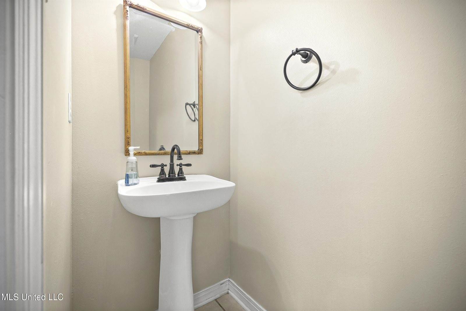 26 Lakeview Drive, Ocean Springs, MS 39564