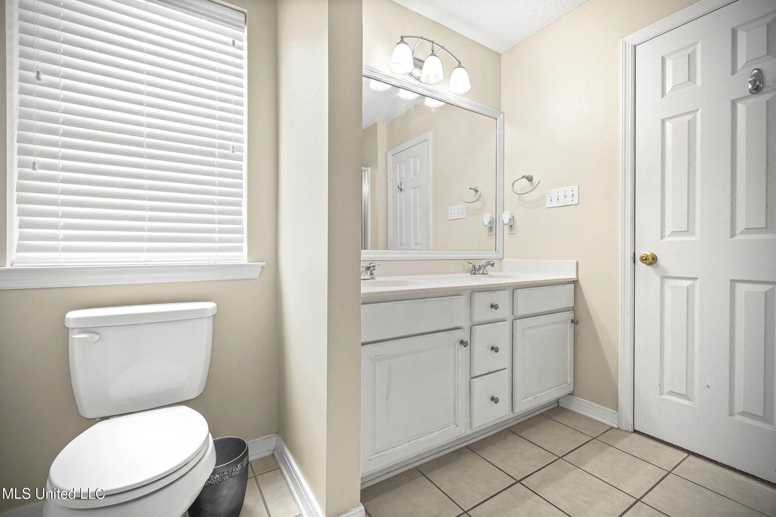 26 Lakeview Drive, Ocean Springs, MS 39564