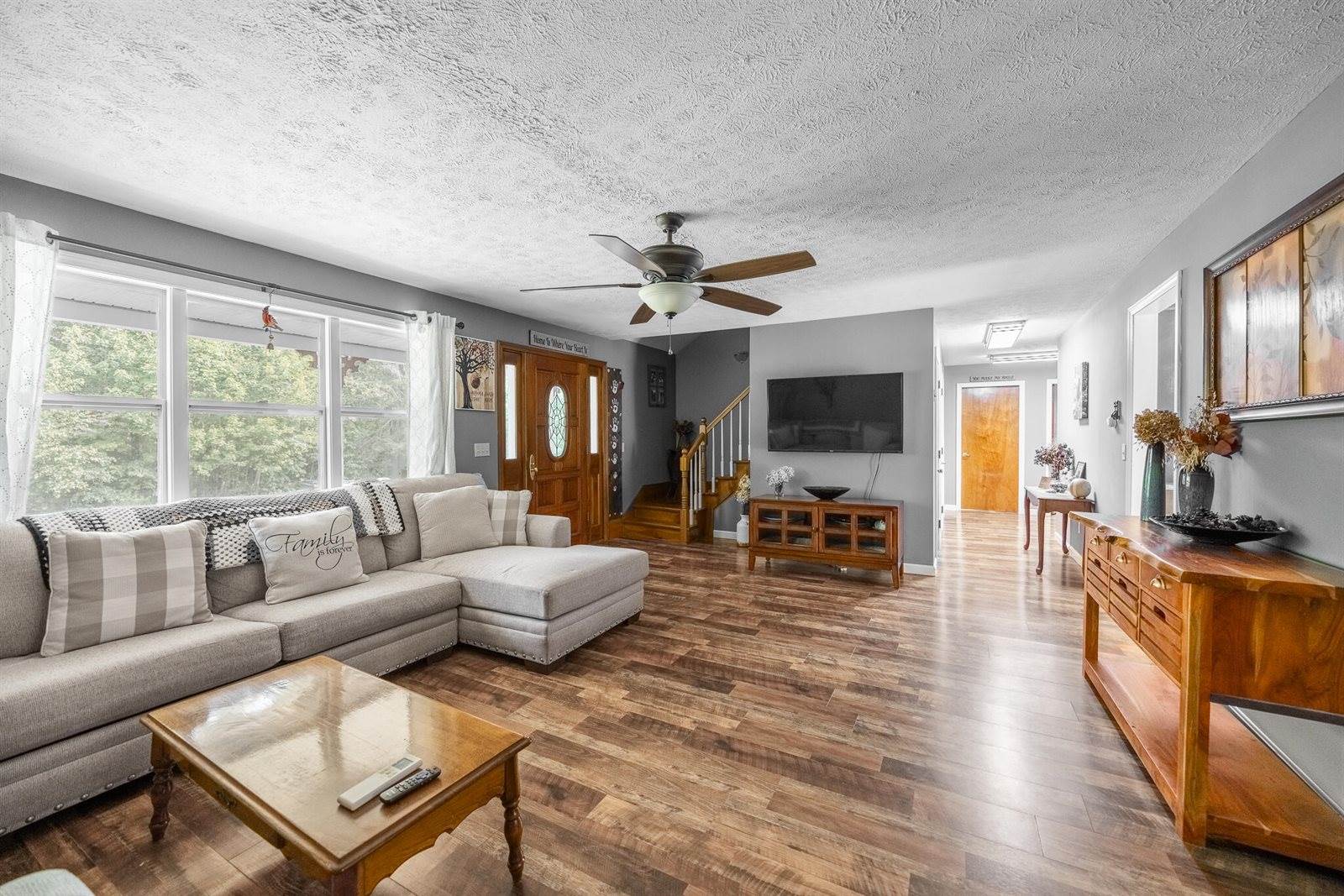 8 Hammond Lane, Searsport, ME 04974