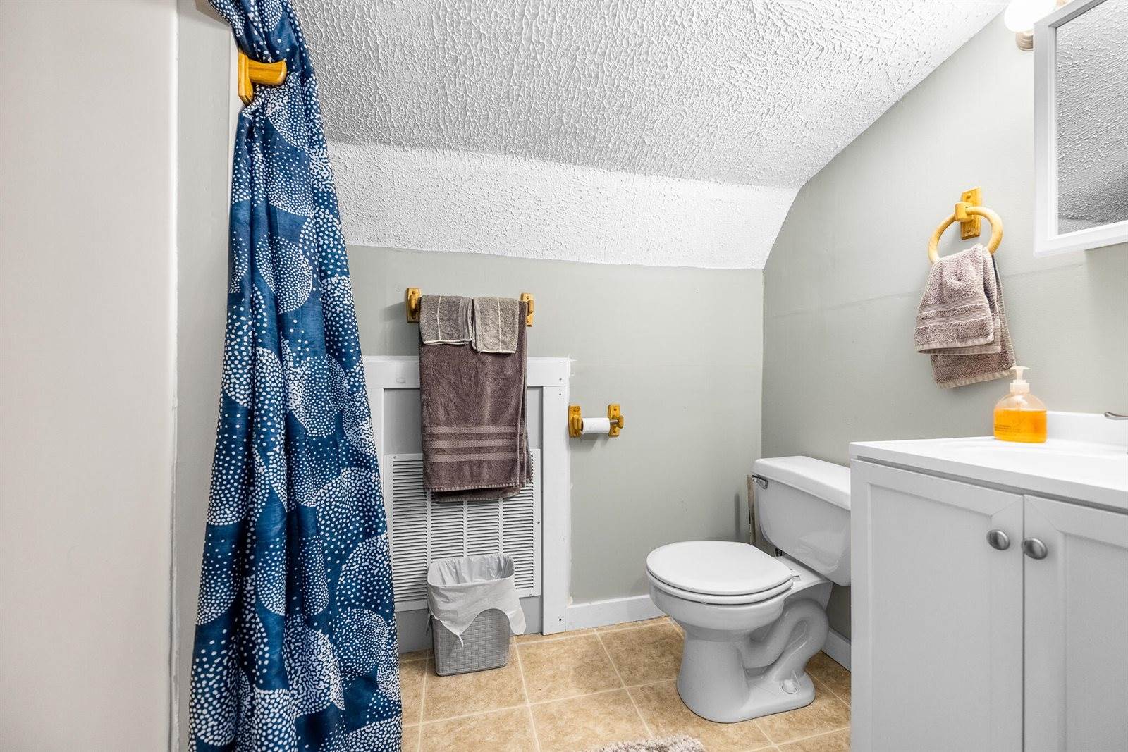 8 Hammond Lane, Searsport, ME 04974