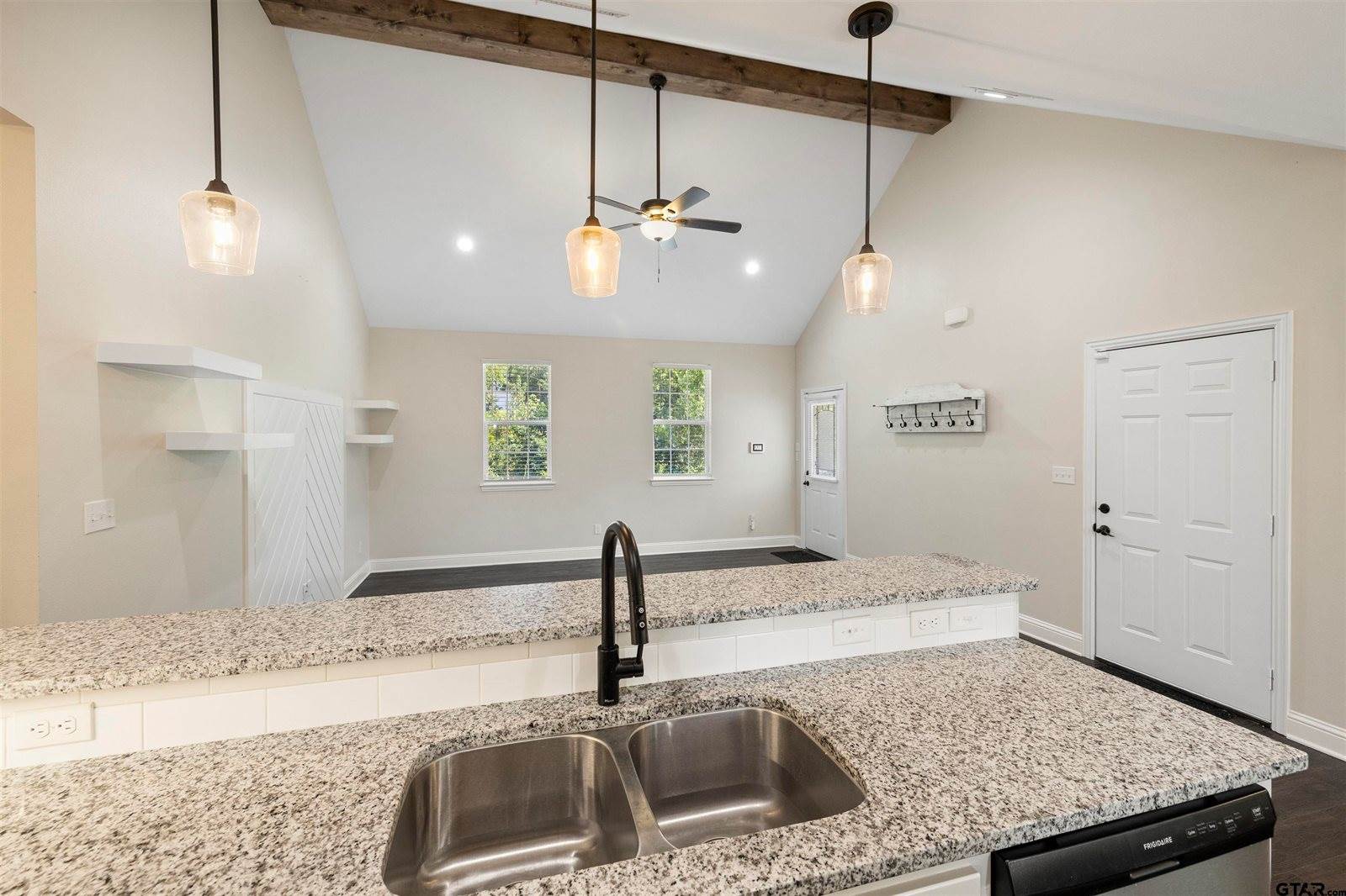 9710 W Lakeshore Dr, Tyler, TX 75709