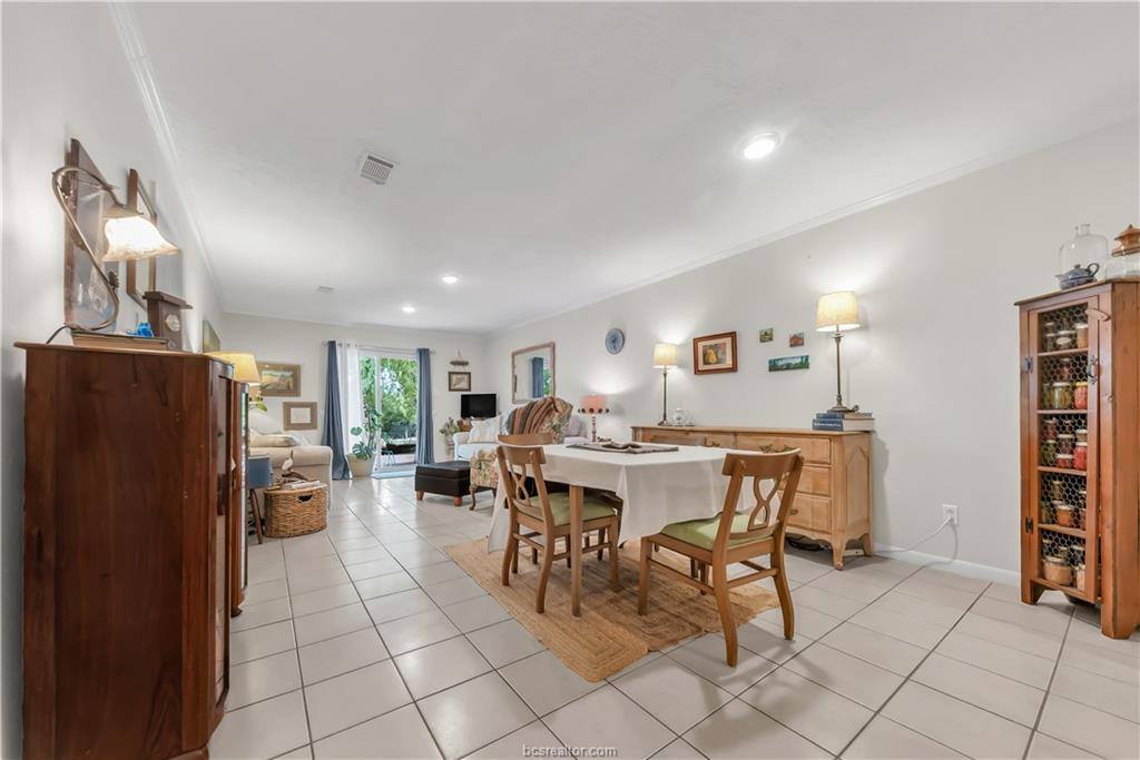 2849 Oakside Drive, Bryan, TX 77802