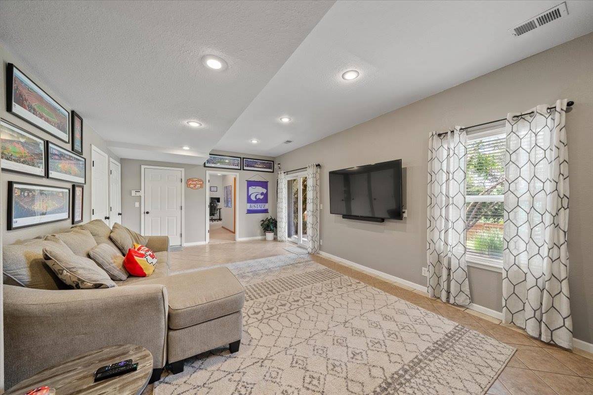 1548 South 105th Court, Edwardsville, KS 66111