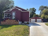 1130 Valley St, Minot, ND 58701