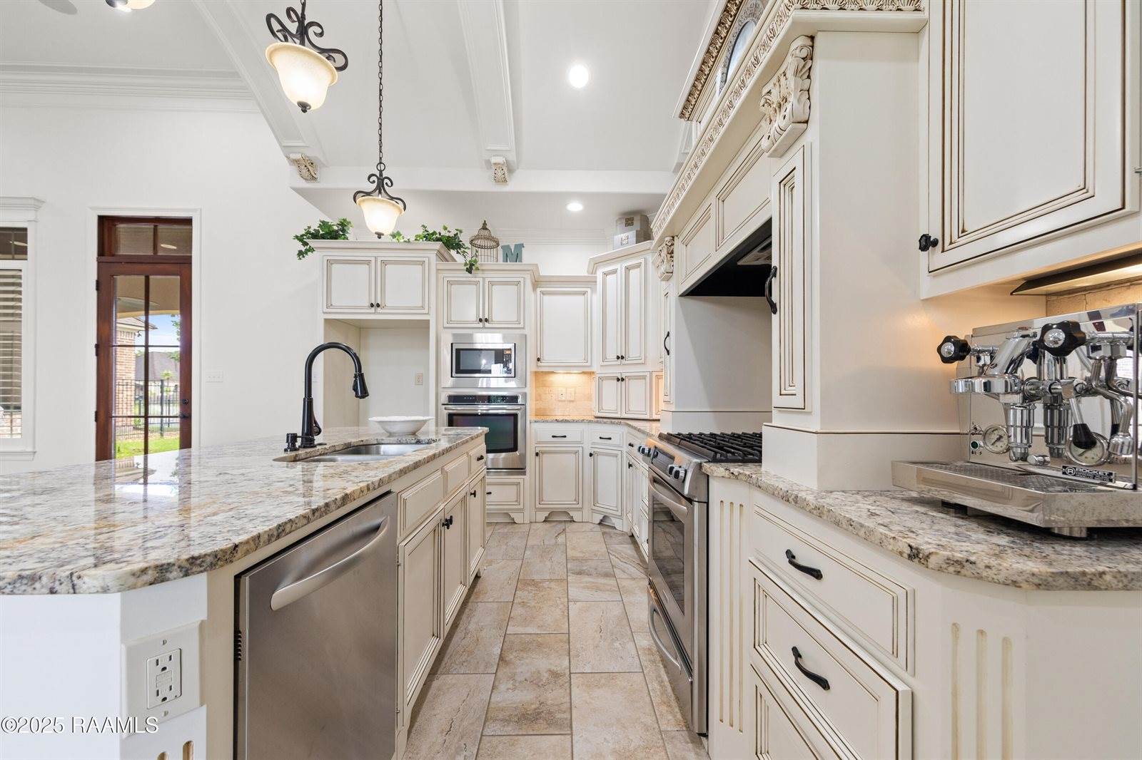 211 Rue De Chambery, Broussard, LA 70518