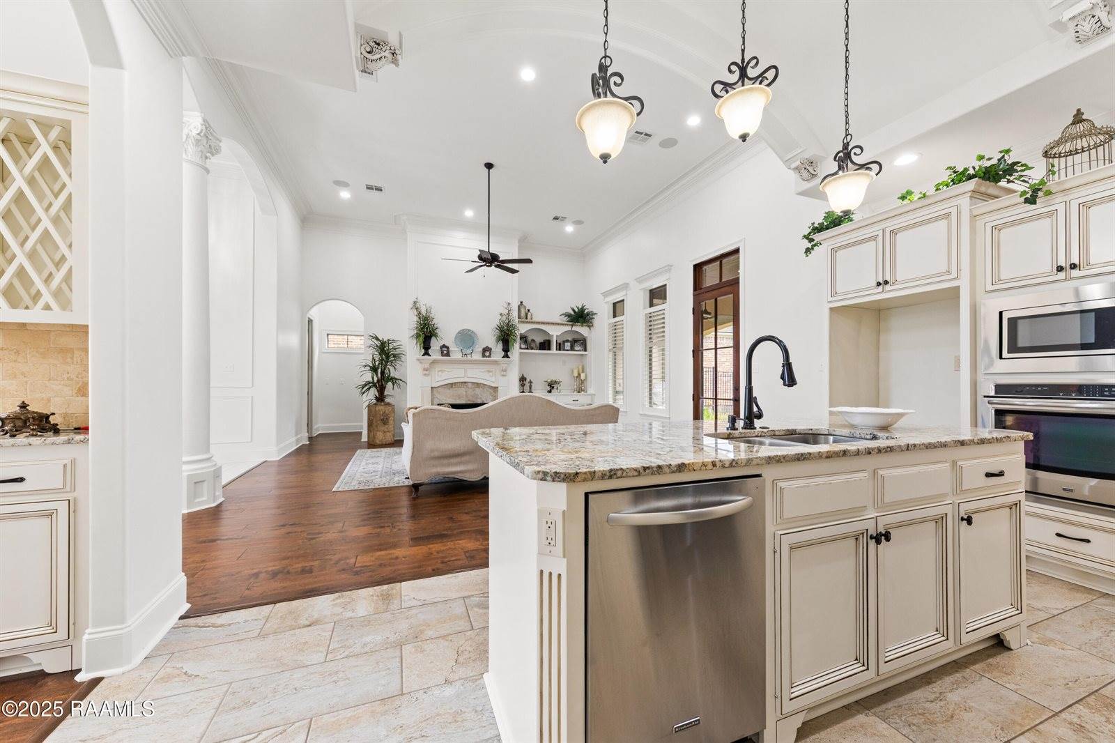 211 Rue De Chambery, Broussard, LA 70518