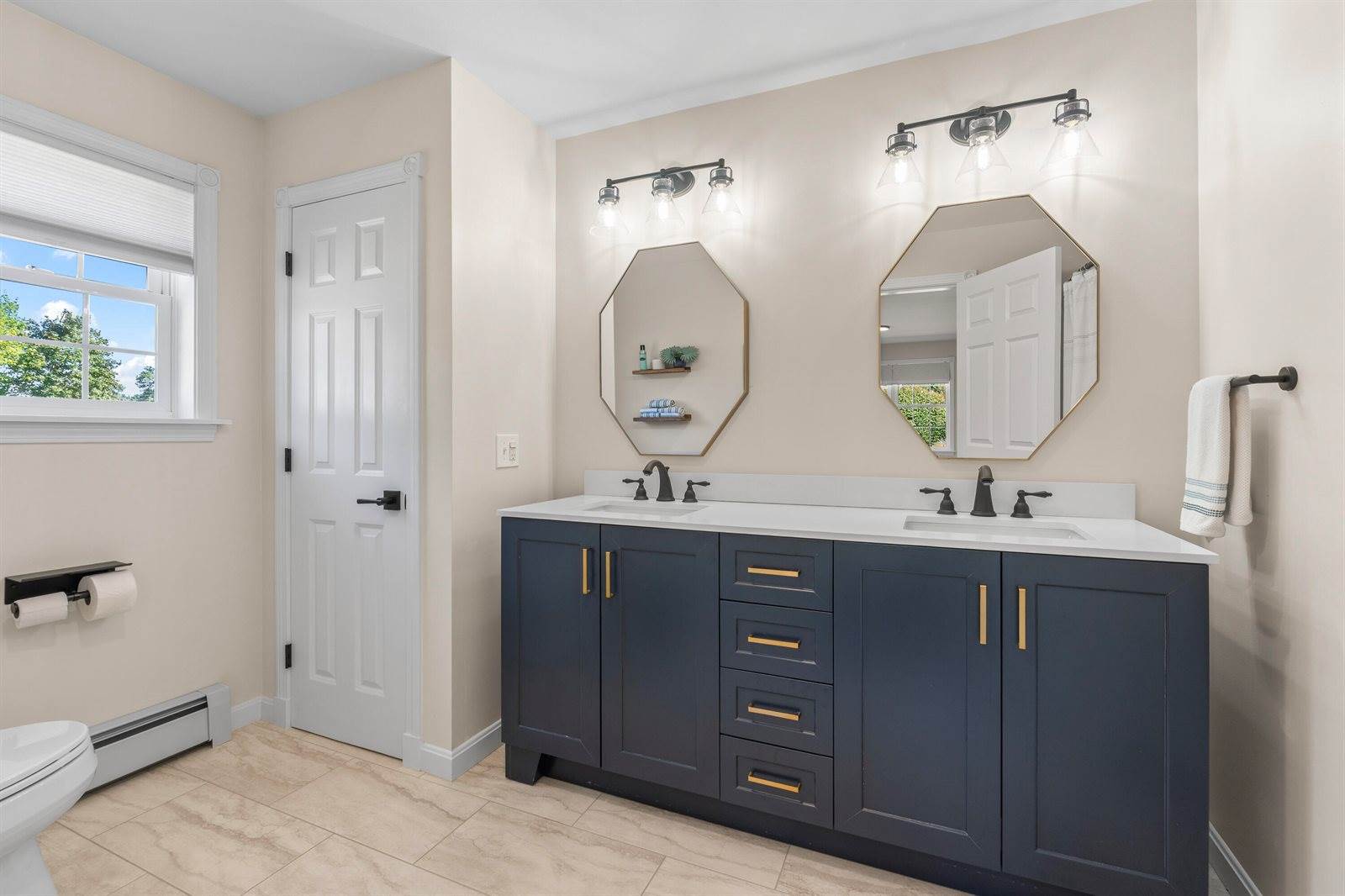 2 Victoria Way, Hampden, ME 04444