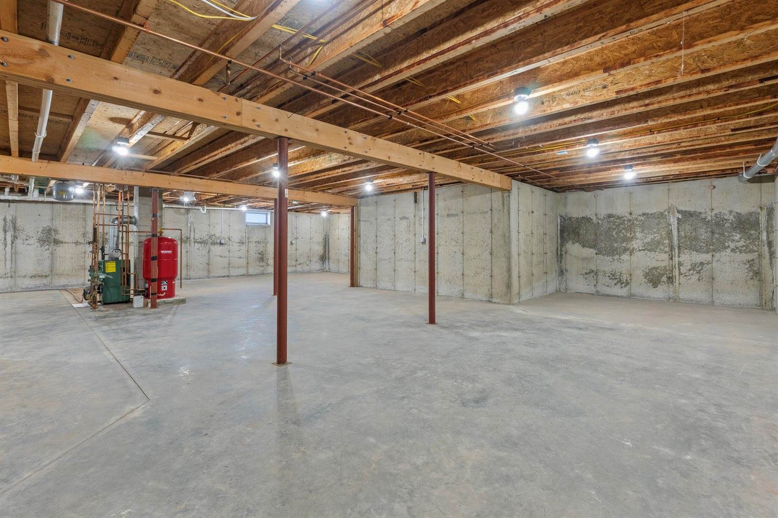 2 Victoria Way, Hampden, ME 04444