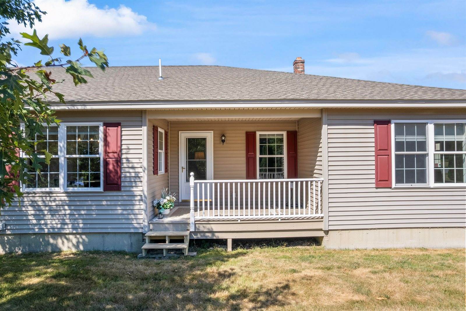 2 Victoria Way, Hampden, ME 04444