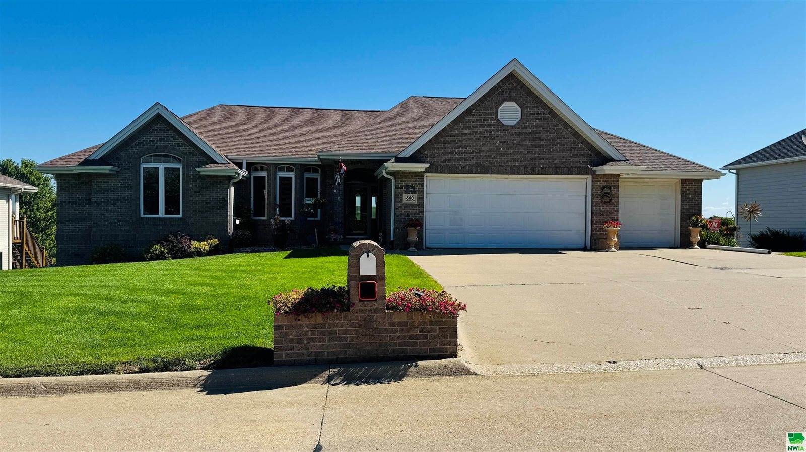 860 Springbrook Dr, Hinton, IA 51024