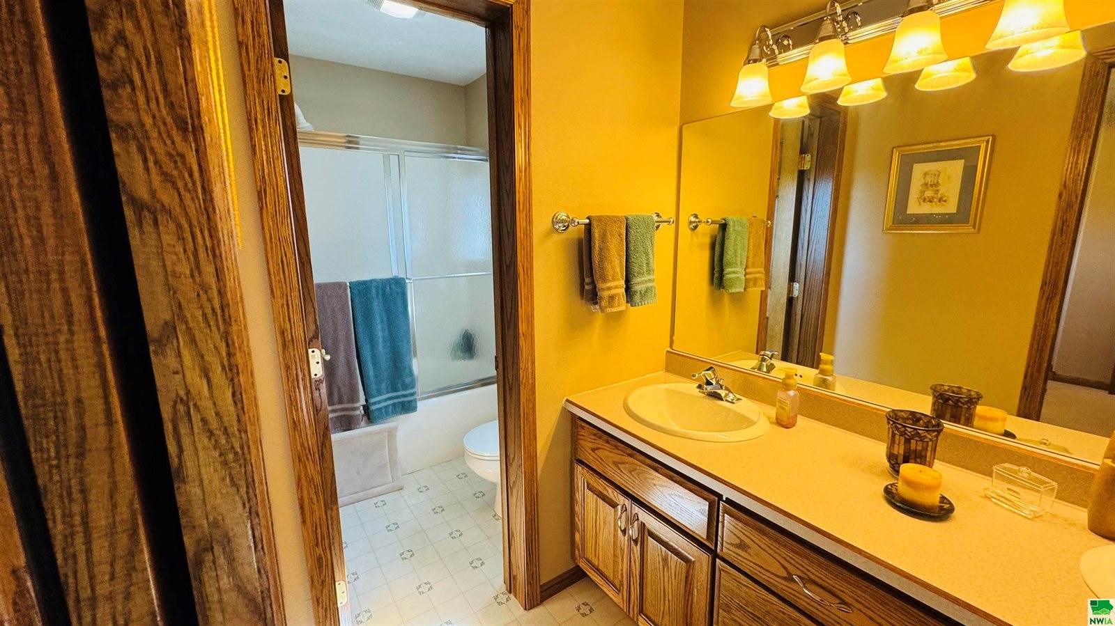 860 Springbrook Dr, Hinton, IA 51024