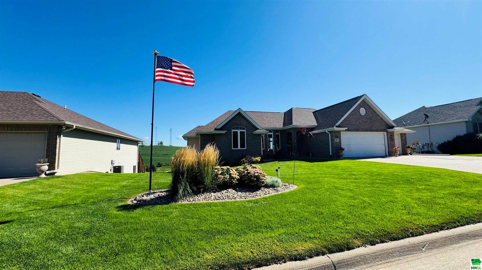 860 Springbrook Dr, Hinton, IA 51024