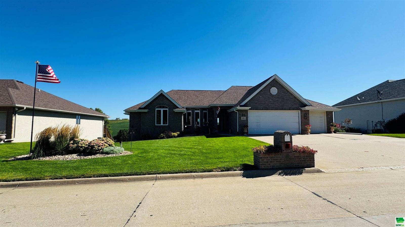 860 Springbrook Dr, Hinton, IA 51024