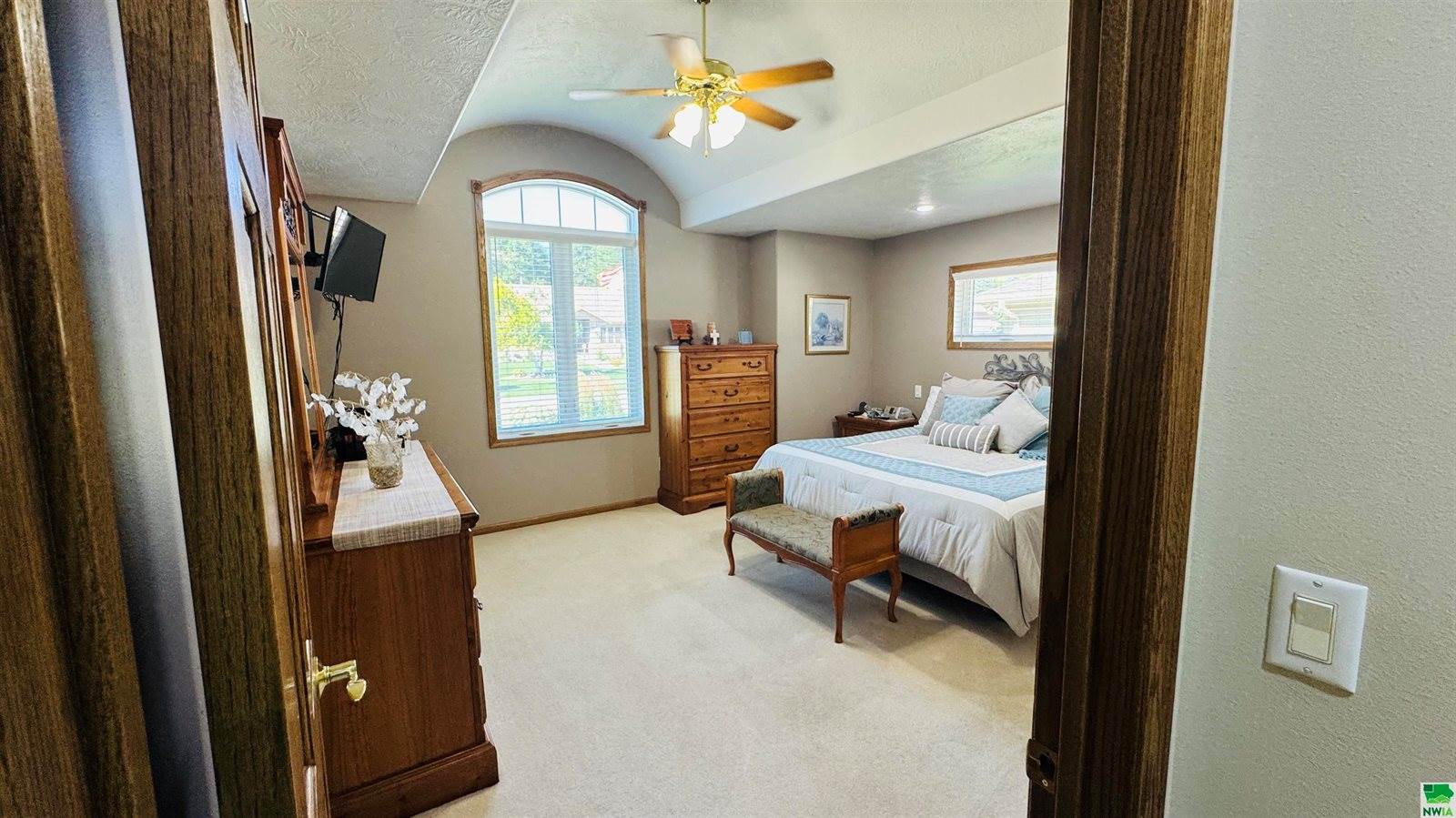 860 Springbrook Dr, Hinton, IA 51024