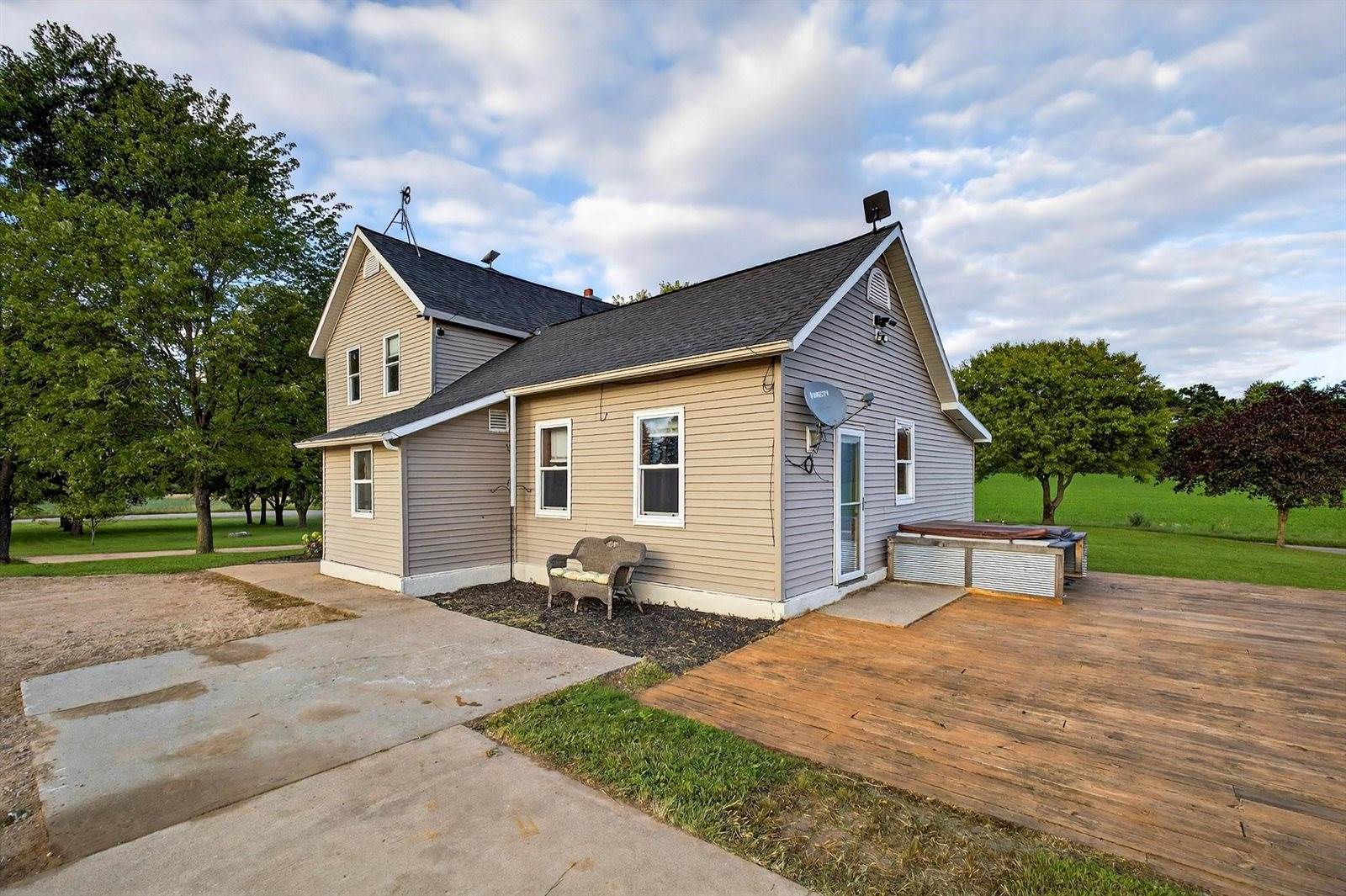 E2290 Flaata Road, Iola, WI 54945