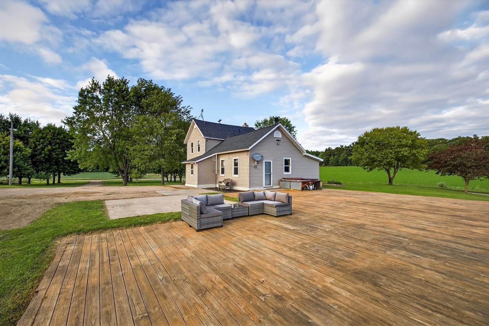 E2290 Flaata Road, Iola, WI 54945