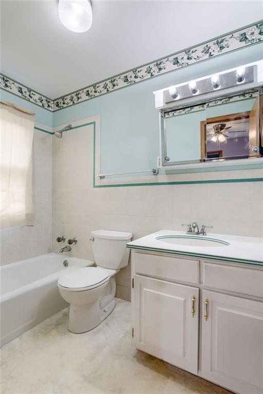 906 NW B Street, Blue Springs, MO 64015