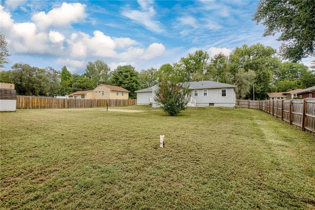 906 NW B Street, Blue Springs, MO 64015