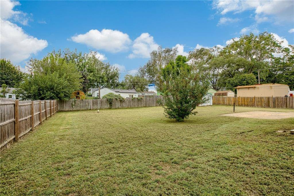 906 NW B Street, Blue Springs, MO 64015