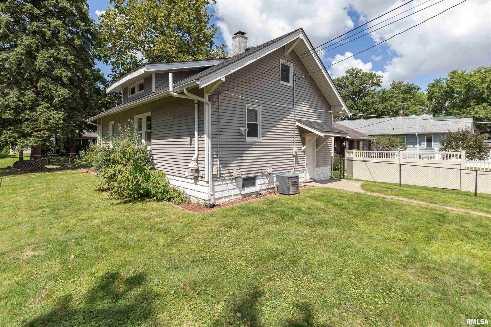 2433 Davenport Avenue, Davenport, IA 52803