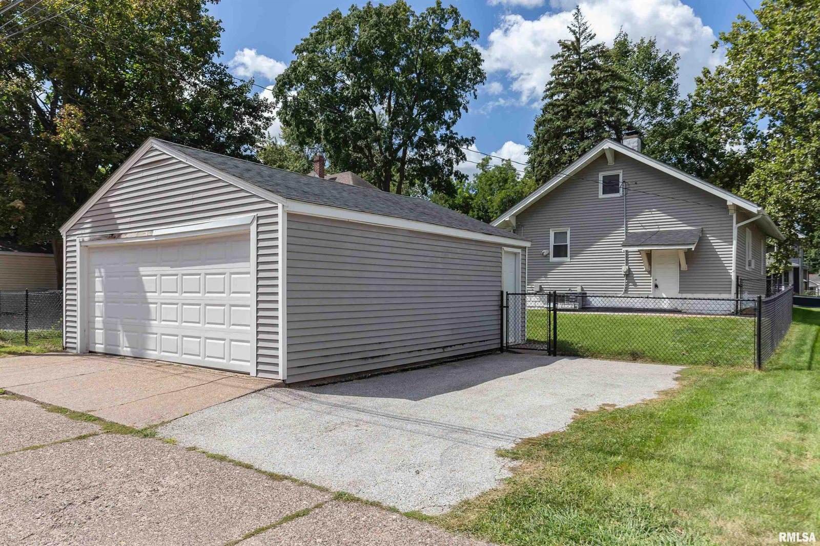 2433 Davenport Avenue, Davenport, IA 52803