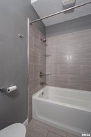 2433 Davenport Avenue, Davenport, IA 52803