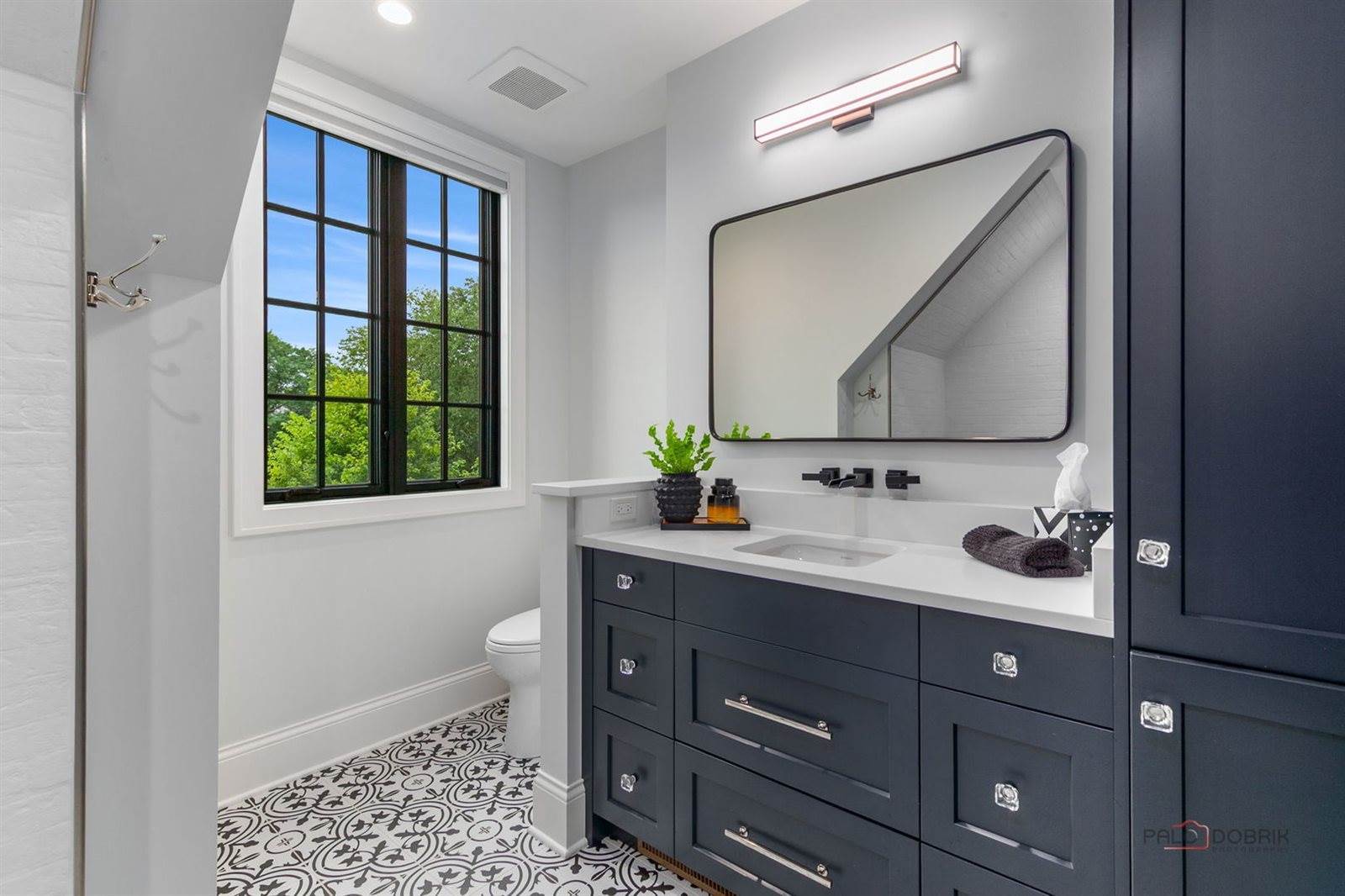 1825 West North Pond Lane, Lake Forest, IL 60045