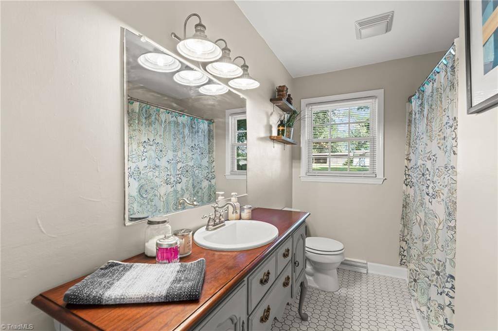 2939 Bellaire Circle, Walkertown, NC 27051