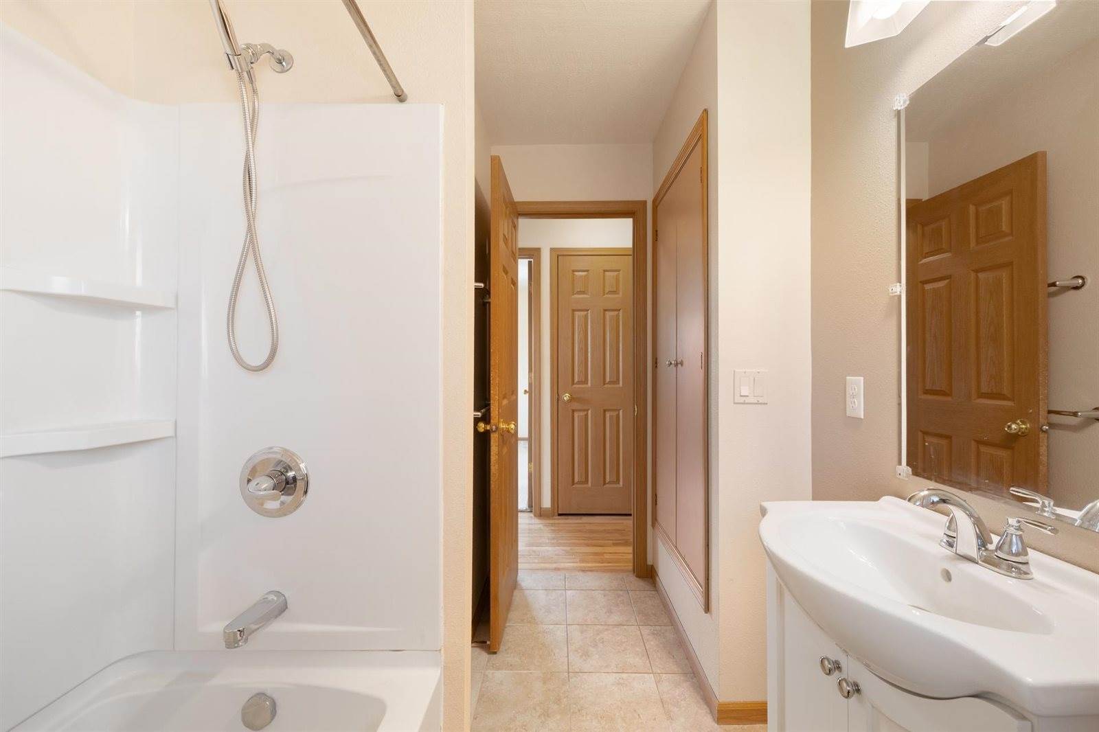 1817 2nd Ave NW, Minot, ND 58703