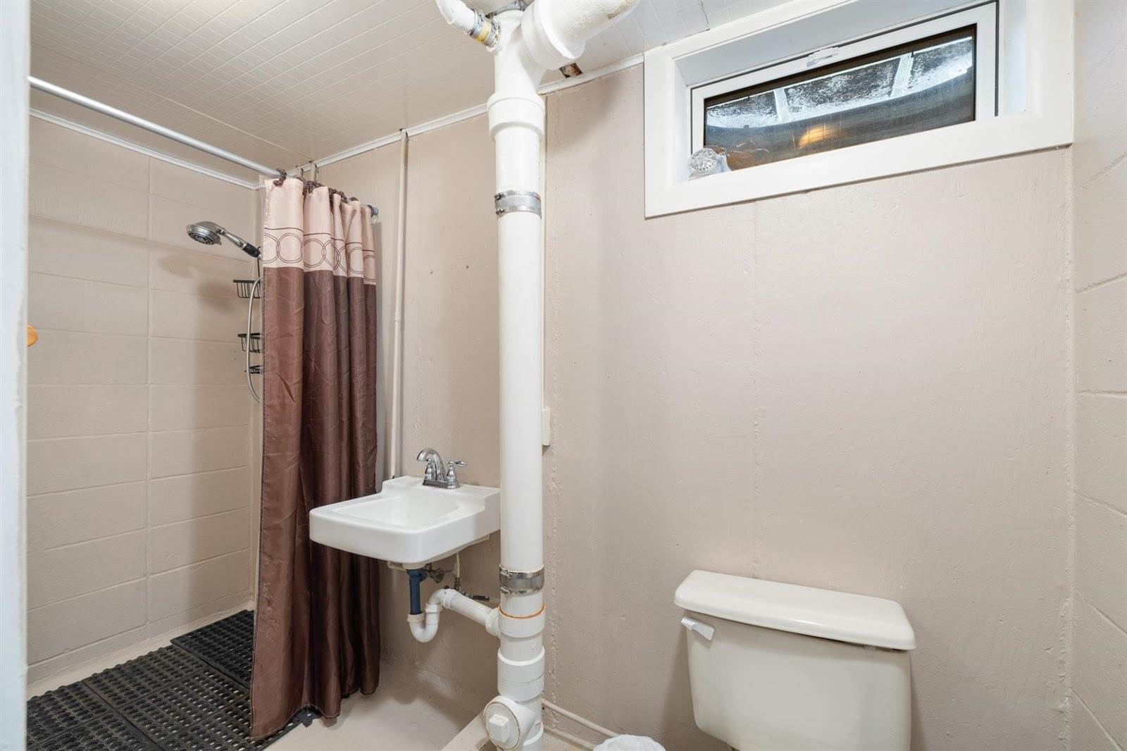 1817 2nd Ave NW, Minot, ND 58703