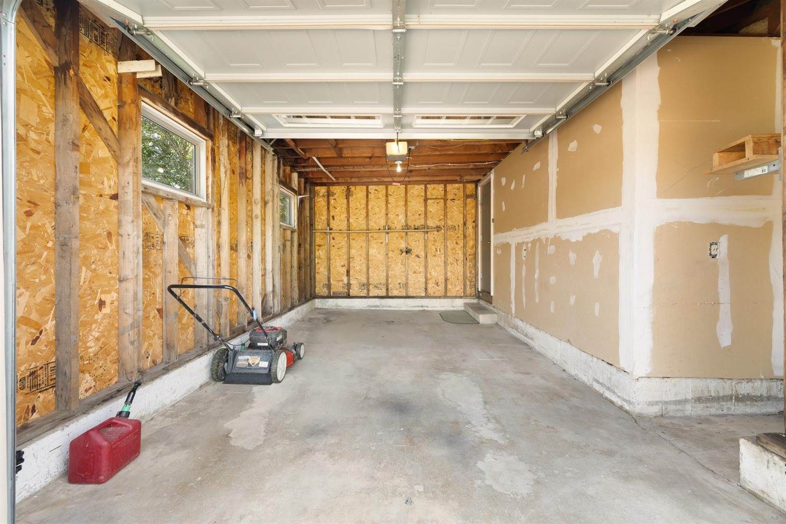 1817 2nd Ave NW, Minot, ND 58703