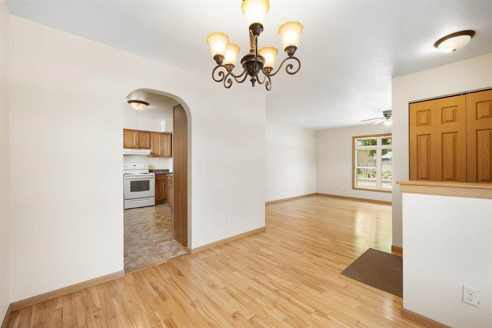 1817 2nd Ave NW, Minot, ND 58703