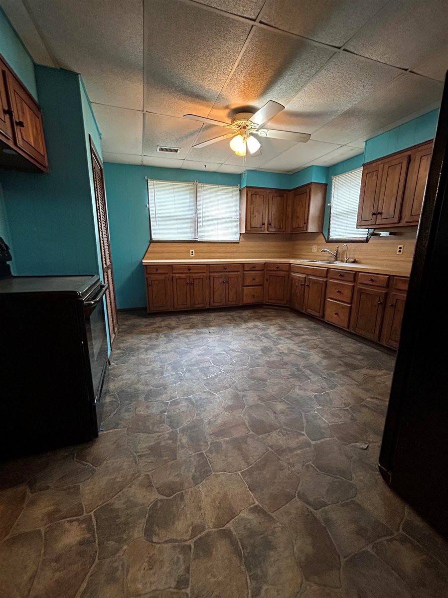 315 East Central, Arkansas City, KS 37005