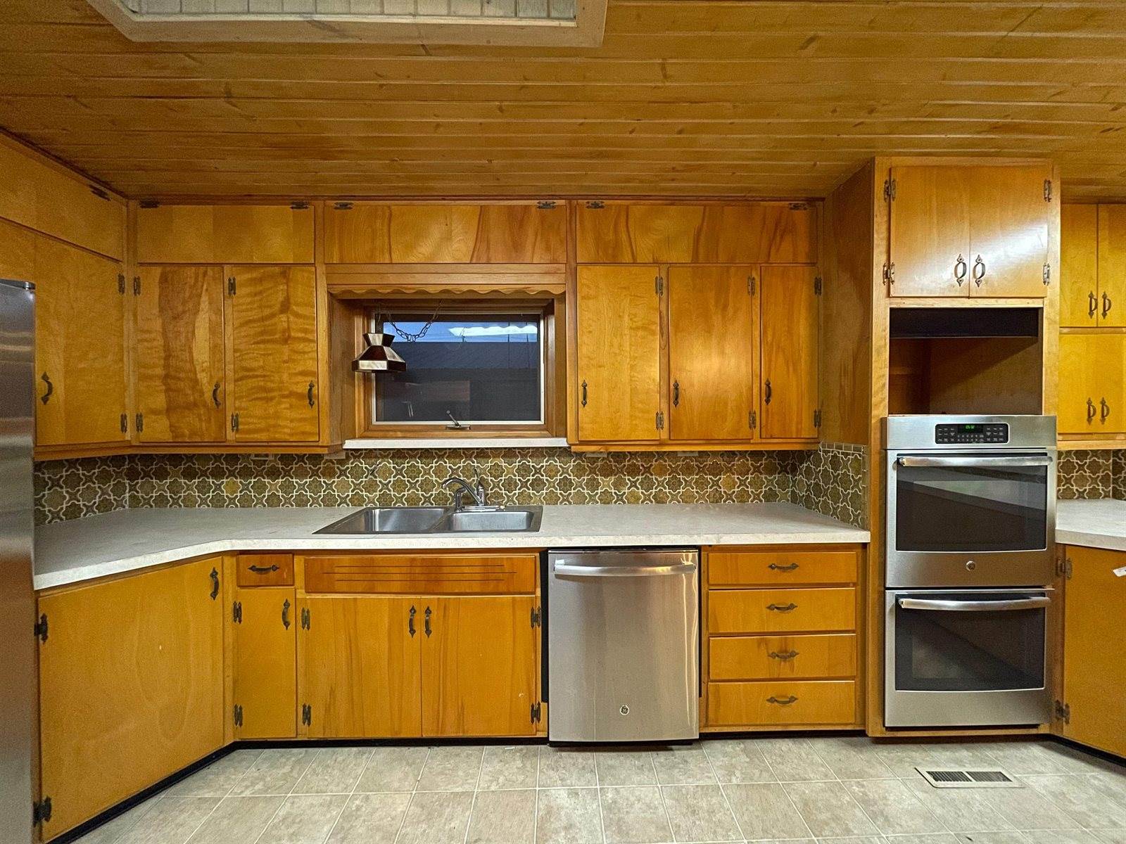 1326 North C St, Arkansas City, KS 67005