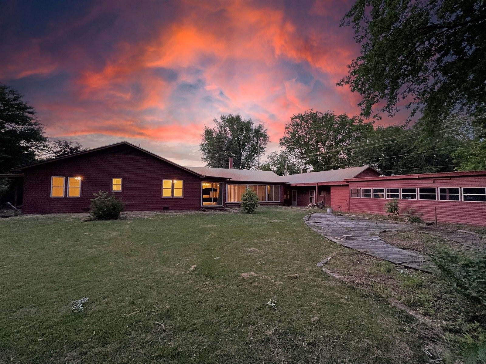 1326 North C St, Arkansas City, KS 67005