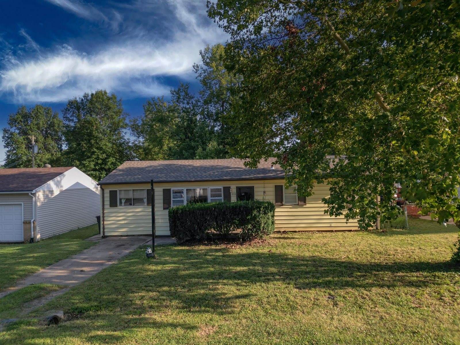 233 East Radio Ln, Arkansas City, KS 67005