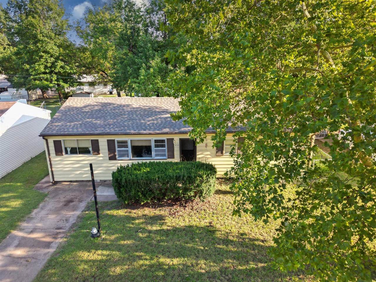 233 East Radio Ln, Arkansas City, KS 67005