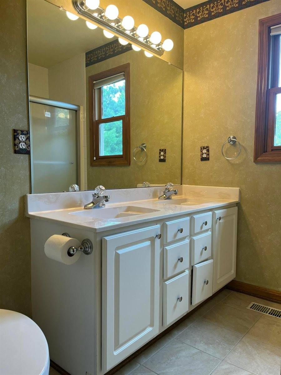 1156 Lake Point, Westerville, OH 43082