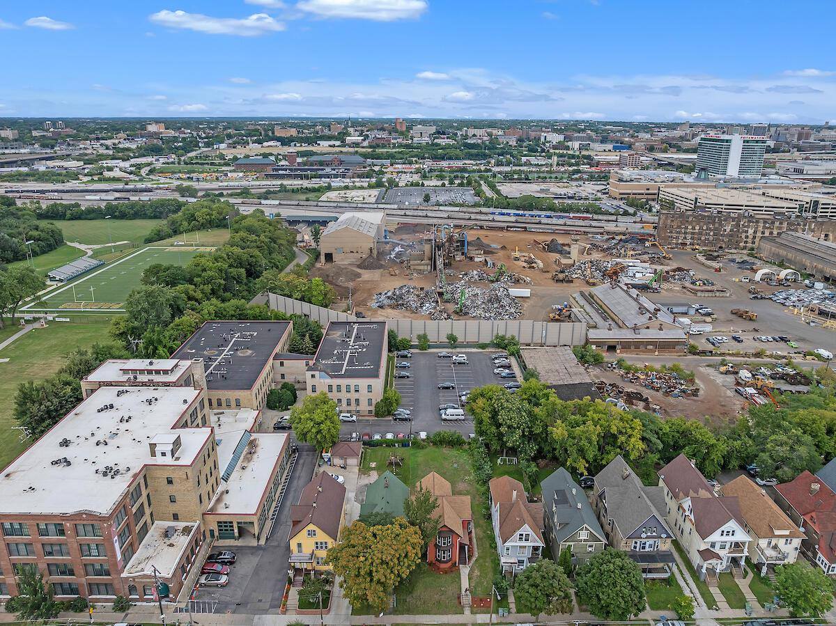 2030 W Pierce STREET, Milwaukee, WI 53204