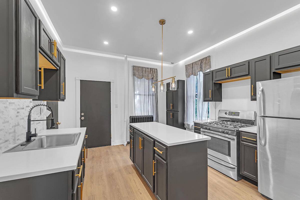 2030 W Pierce STREET, Milwaukee, WI 53204