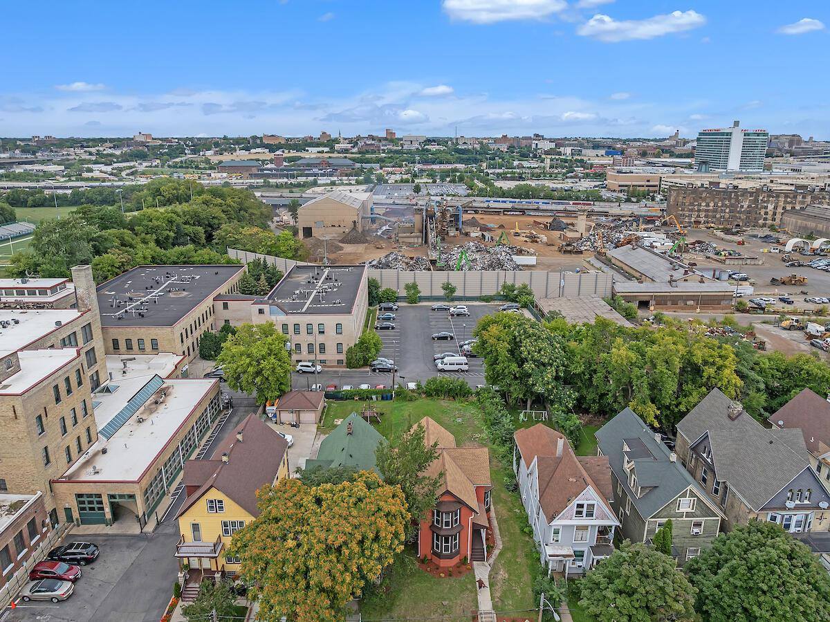 2030 W Pierce STREET, Milwaukee, WI 53204