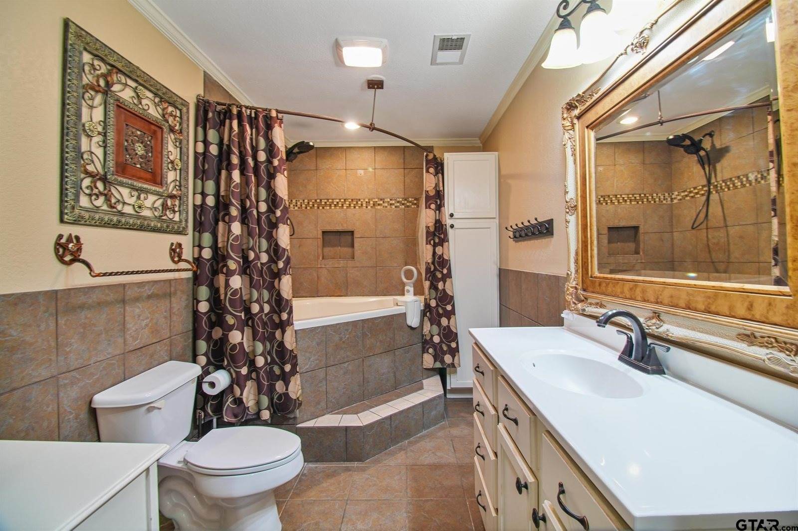 202 Robinwood Dr, Whitehouse, TX 75791