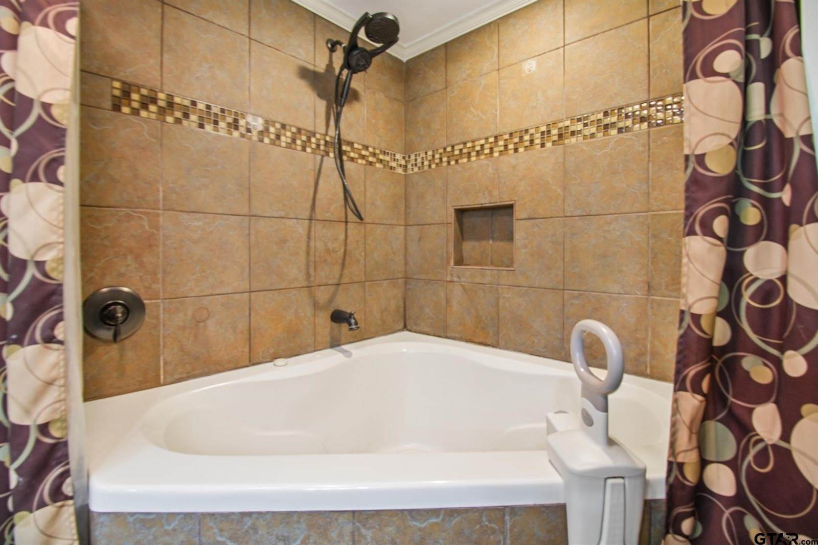 202 Robinwood Dr, Whitehouse, TX 75791