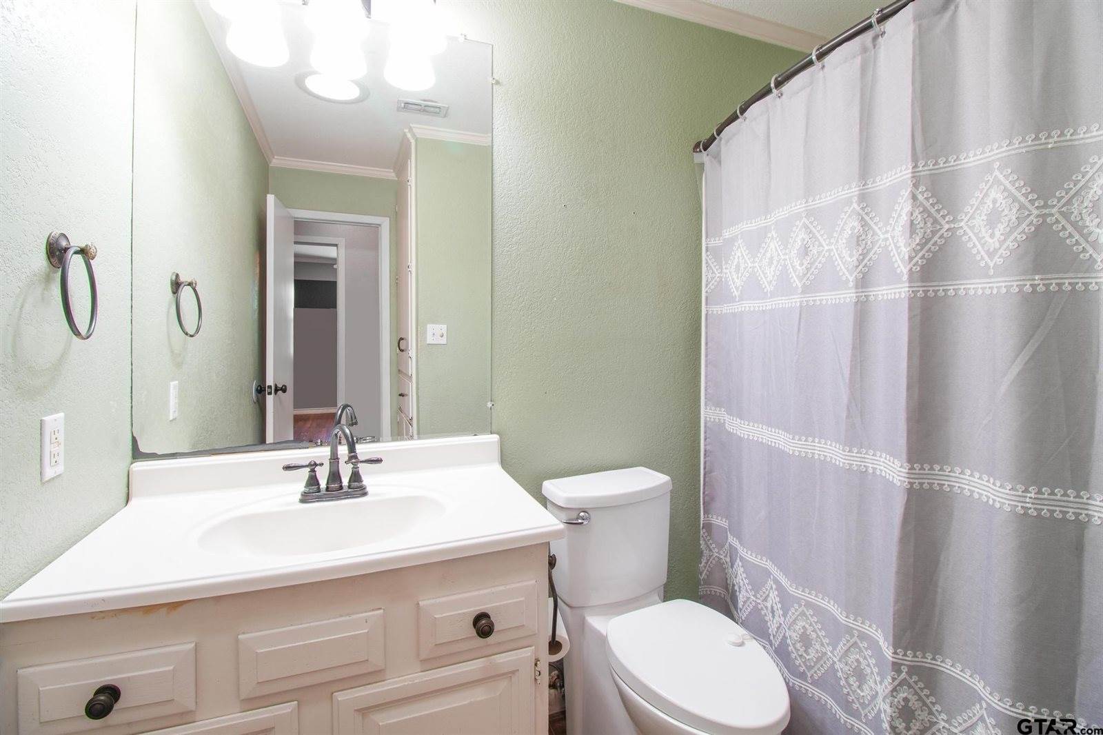 202 Robinwood Dr, Whitehouse, TX 75791