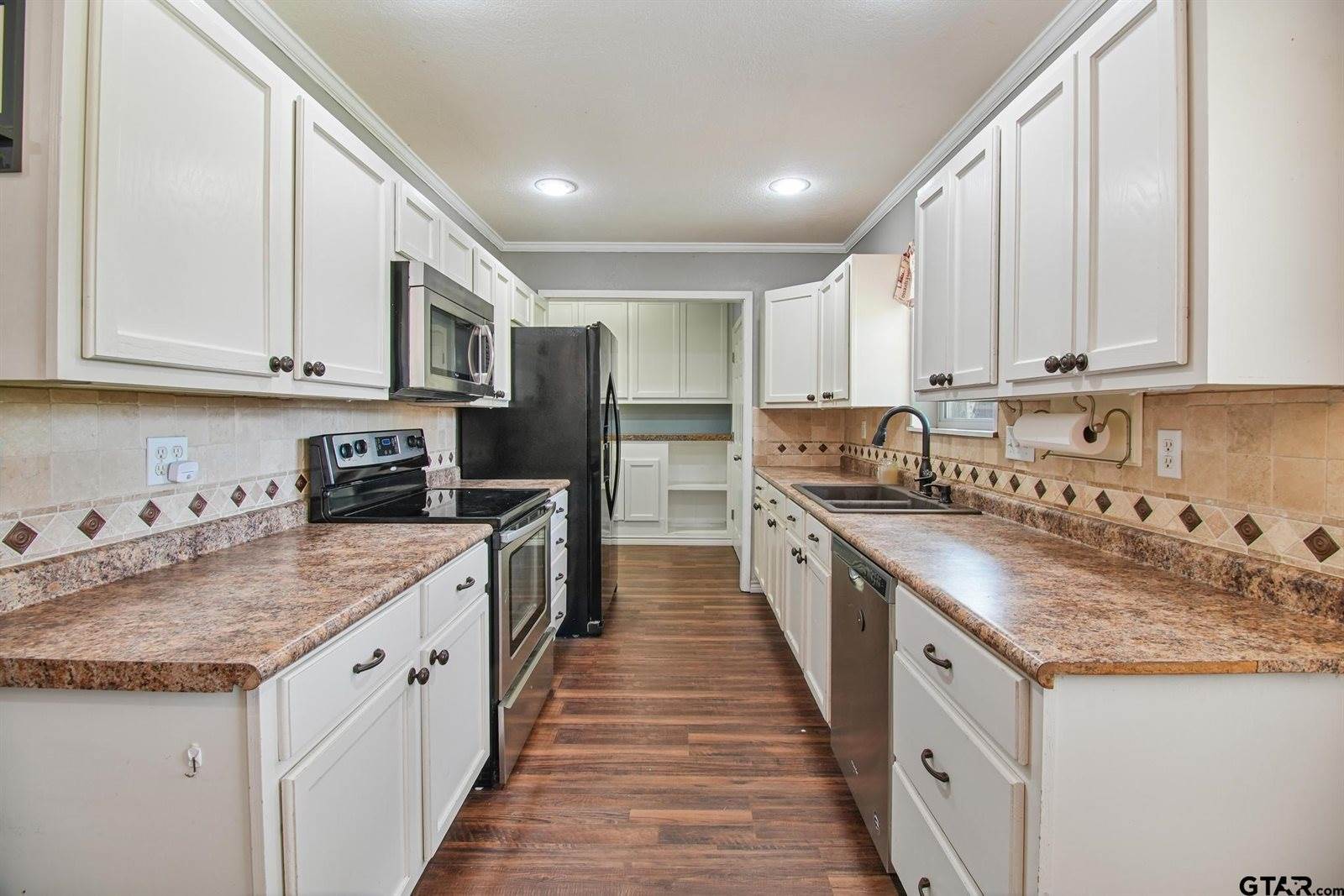 202 Robinwood Dr, Whitehouse, TX 75791